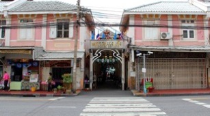 The entrance of the Nang Leong Market as well as Wat Kae Nang Leong Community showing the physical alleyway-like structure of the neighborhood and the traditional two-storey shop house architecture unique to this part of the city (Source: Non Arkaraprasertkul)